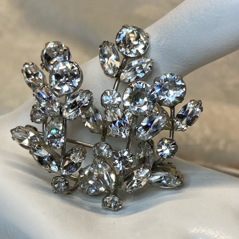 KRAMER OF NEW YORK SIGNED VINTAGE LAYERED RHINESTONE BROOCH PIN MARQUISE CHATON